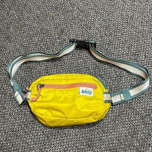 REI Stuff Travel Waist Pack in Desert Moss